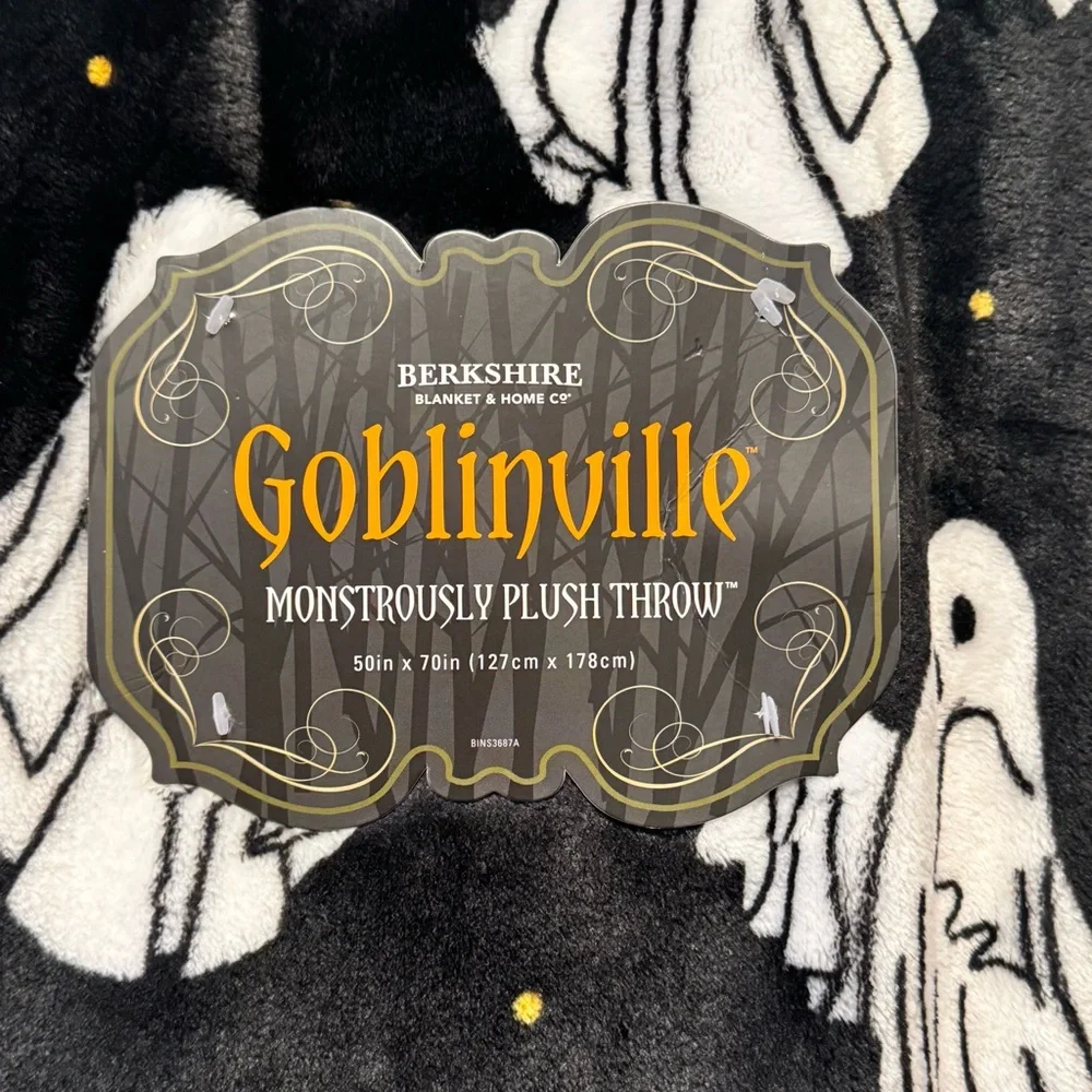 HALLOWEEN 👻 Berkshire Goblinville plush throw black with ghosts. 50x70 NWT